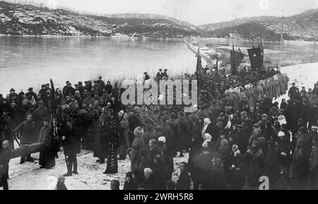 Trauerprozession: Abschied von V. M. Kruchiny auf seiner letzten Reise, 1917-1923. Aus einer Sammlung mit Dokumenten und Fotografien von mehr als 30 Teilnehmern des russischen Bürgerkriegs im Kusbass, darunter Kommandeure und Kommissare der Roten Partisanenbewegung. Zu den einzigartigen Gegenständen der Sammlung gehören Materialien über die Zirkulation von Geld in Sibirien (also die neue Währung, die von der Koltschak-Regierung eingeführt wurde) und das Fotoalbum „Entwicklung des Anzher Coal-Mine District in 1918-23“. Museum für Regionalgeschichte und Folklife der Oblast Kemerowo Stockfoto