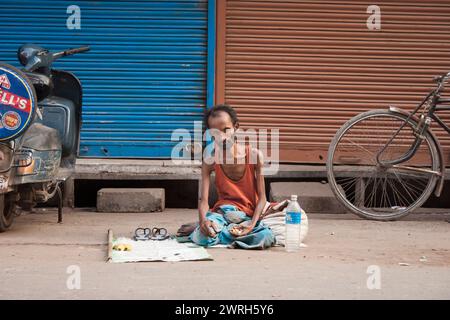 NEW DELHI, INDIEN - 30. Oktober 2006: Indischer Obdachloser auf den Straßen von Neu-Delhi. Stockfoto