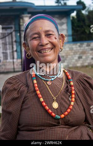 Pokhara, Nepal - 4. NOVEMBER 2006. Porträt der unbekannten nepaleserin. Stockfoto