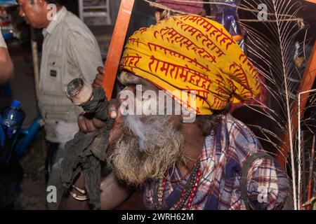 Pokhara, Nepal - 4. NOVEMBER 2006. Hindu Sadhu raucht ein Haschrohr. Stockfoto