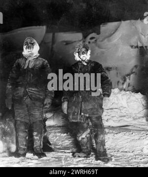 Georgii Iakovlewitsch Sedow und Iugan, ein Matrose; Rückkehr zum Schiff nach einem zehntägigen Ausflug, 1912. Aus einer Sammlung bestehend aus einem Album und Einzelfotos aus dem Familienarchiv des Geologen Michail Alekseevich Pawlow (1884–1938). Die Sammlung zeigt eine Expedition des Oberleutnants Georgij Iakovlewitsch Sedow (1877–1914) in den Jahren 1912–2014. Sedov, dessen Gesundheit bereits gescheitert war, als er Anfang 1914 mit dem Schlitten zum Pole aufbrach, starb, bevor er sein Ziel erreichte. Die Mitglieder der Expedition führten jedoch umfangreiche Vermessungen und wissenschaftliche Beobachtungen durch Stockfoto