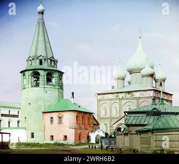 Suzdal: Die Kathedrale der Geburt Christi [d. h. die Kathedrale der Geburt der Jungfrau], 1912. Die Geburtskirche der Jungfrau ist das älteste Kirchengebäude in Suzdal. Es befindet sich im Suzdal' kreml, dem ursprünglich ummauerten, festungsähnlichen Teil der Stadt. Die Kathedrale, die aus dem 12. Jahrhundert stammt, wurde im Laufe der Jahre mehrmals umgebaut und zeigt die Zwiebelkuppeln, die so typisch für die russische Kirchenarchitektur sind. Stockfoto