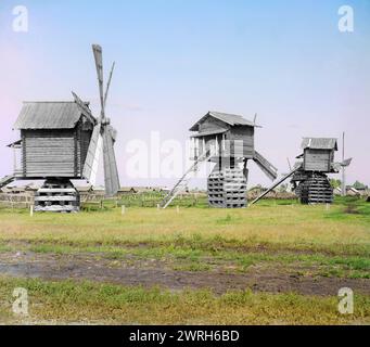 Mühlen (im Bezirk Jalutorowsk der Provinz Tobolsk), 1912. Menschen bei der Arbeit: Windmühlen im Kreis Ialutorowsk. Holzmühlen, die mit Windenergie Weizen und Roggen mahlen, werden mitten im Sommer auf der riesigen sibirischen Ebene im ländlichen Landkreis Ialutorowsk in Westsibirien fotografiert. Stockfoto