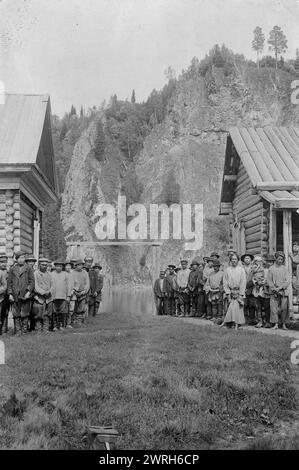 Gruppe der Shoria-Männer im Srednii Chilei Ulus, 1913. Von einer Sammlung von 109 Fotografien, die 1913 während einer topografischen Expedition zur Gornaia-Schoria in der Region Altai aufgenommen wurden, und einer weiteren topografischen Expedition in die Region Mrasskii, Bezirk Kuznetskii (zentraler Teil der Gornaia-Schoria). Die Fotos spiegeln sowohl die Expeditionsaktivitäten als auch das Leben der Menschen in dieser Region wider. Altai State Regional Studies Museum Stockfoto