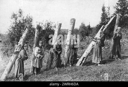 Alte Frau Sammelt Holz, 1913. Von einer Sammlung von 109 Fotografien, die 1913 während einer topografischen Expedition zur Gornaia-Schoria in der Region Altai aufgenommen wurden, und einer weiteren topografischen Expedition in die Region Mrasskii, Bezirk Kuznetskii (zentraler Teil der Gornaia-Schoria). Die Fotos spiegeln sowohl die Expeditionsaktivitäten als auch das Leben der Menschen in dieser Region wider. Altai State Regional Studies Museum Stockfoto