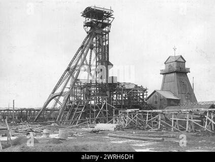 Holzlager, 1911. Aus einer Sammlung von Dokumenten und Fotografien von mehr als 30 Teilnehmern des russischen Bürgerkriegs im Kusbass, darunter Kommandeure und Kommissare der Roten Partisanenbewegung. Zu den einzigartigen Gegenständen der Sammlung gehören Materialien über die Zirkulation von Geld in Sibirien (also die neue Währung, die von der Koltschak-Regierung eingeführt wurde) und das Fotoalbum „Entwicklung des Anzher Coal-Mine District in 1918-23“. Museum für Regionalgeschichte und Folklife der Oblast Kemerowo Stockfoto