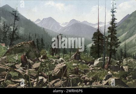 Tal des Kuragan River, rechter Nebenfluss des Katun River, in der Nähe des Belukha Mountain, 1911-1913. Aus einer Sammlung von Farbpostkarten der Altay, oder Altai, Gebirgsregion Südsibiriens Anfang des 20. Jahrhunderts. 1907 begann Borisow seine Expedition im Altay-Gebirge, die bis 1911 dauerte. Während dieser Expedition machte er etwa 1.500 Fotos, die er bei seiner Rückkehr nach Barnaul mit Hilfe einer magischen Laterne der Öffentlichkeit präsentierte. Die Fotos zeigen Ansichten der Natur in abgelegenen Ecken des Altay-Gebirges und der indigenen Bevölkerung der Altay und Kasachen Stockfoto