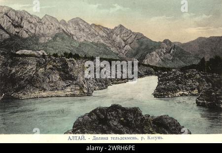 Tal des Flusses Katun in der Nähe des Dorfes Chemal, Teldekpen Rapid (Edigan Rapid), 1911-1913. Aus einer Sammlung von Farbpostkarten der Altay, oder Altai, Gebirgsregion Südsibiriens Anfang des 20. Jahrhunderts. 1907 begann Borisow seine Expedition im Altay-Gebirge, die bis 1911 dauerte. Während dieser Expedition machte er etwa 1.500 Fotos, die er bei seiner Rückkehr nach Barnaul mit Hilfe einer magischen Laterne der Öffentlichkeit präsentierte. Die Fotografien zeigen Ansichten der Natur in abgelegenen Ecken des Altay-Gebirges und der Altay- und Kasachischen Völker, die in diesem regi einheimisch sind Stockfoto