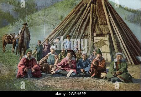 Gruppe von Altai neben einer Wohnung (Chaadyr), Katun River Valley, 1911-1913. Aus einer Sammlung von Farbpostkarten der Altay, oder Altai, Gebirgsregion Südsibiriens Anfang des 20. Jahrhunderts. 1907 begann Borisow seine Expedition im Altay-Gebirge, die bis 1911 dauerte. Während dieser Expedition machte er etwa 1.500 Fotos, die er bei seiner Rückkehr nach Barnaul mit Hilfe einer magischen Laterne der Öffentlichkeit präsentierte. Die Fotos zeigen Ansichten der Natur in abgelegenen Ecken der Altay-Berge und der in dieser Region einheimischen Altay- und Kasachischen Völker. Borisov bot Th an Stockfoto