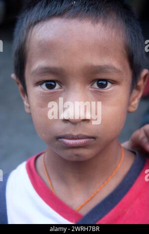 Pokhara, NEPAL - 3. NOVEMBER 2006: Ein nicht identifizierter nepalesischer Junge auf der Straße der Stadt Pokhara, Nepal. Stockfoto