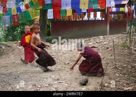 GANGTOK, SIKKIM, INDIEN – 11. NOVEMBER 2006: Kleine buddhistische Mönche spielen am 11. NOVEMBER 2006 in Gangtok, Sikkim, Indien Fußball. Stockfoto