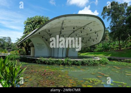 Die Shaw Foundation Symphony Stage ist Veranstaltungsort der monatlichen Konzerte des Singapore Symphony Orchestra in den Singapore Botanic Gardens Stockfoto