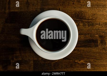 Schwarzer Kaffee in eine weiße Tasse Stockfoto