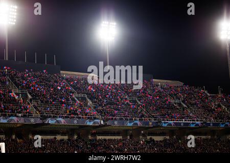 Barcelona, Spanien. März 2024. Die Fans feiern den Sieg beim UEFA Champions League-Spiel zwischen dem FC Barcelona und dem SSC Napoli bei den Estadi Olimpic Lluis Companys in Barcelona. Quelle: Christian Bertrand/Alamy Live News Stockfoto