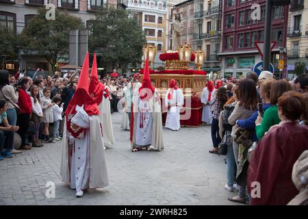 MADRID, SPANIEN - 03. APRIL 2015: Prozession von Jesus von Nazareth 'den Armen' durch die Straßen Madrids in den Feierlichkeiten der Karwoche. Stockfoto