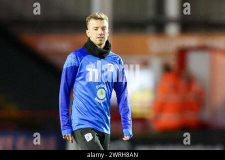 Walsall, Großbritannien. März 2024. Barrow's Elliot Newby wärmt sich während des Spiels der EFL Sky Bet League 2 zwischen Walsall und Barrow im Poundland Bescot Stadium in Walsall, England am 12. März 2024 auf. Foto von Stuart Leggett. Nur redaktionelle Verwendung, Lizenz für kommerzielle Nutzung erforderlich. Keine Verwendung bei Wetten, Spielen oder Publikationen eines einzelnen Clubs/einer Liga/eines Spielers. Quelle: UK Sports Pics Ltd/Alamy Live News Stockfoto