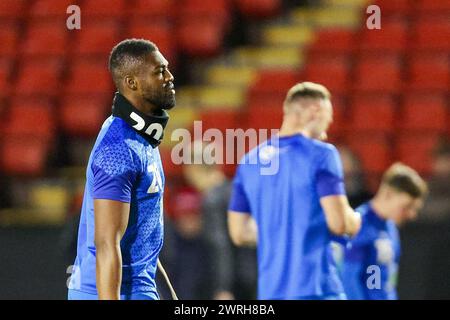 Walsall, Großbritannien. März 2024. Barrows Emile Acquah wärmt sich während des Spiels der EFL Sky Bet League 2 zwischen Walsall und Barrow im Poundland Bescot Stadium in Walsall, England am 12. März 2024 auf. Foto von Stuart Leggett. Nur redaktionelle Verwendung, Lizenz für kommerzielle Nutzung erforderlich. Keine Verwendung bei Wetten, Spielen oder Publikationen eines einzelnen Clubs/einer Liga/eines Spielers. Quelle: UK Sports Pics Ltd/Alamy Live News Stockfoto