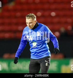 Walsall, Großbritannien. März 2024. Barrows Ben Whitfield wärmt sich während des Spiels der EFL Sky Bet League 2 zwischen Walsall und Barrow im Poundland Bescot Stadium in Walsall, England am 12. März 2024 auf. Foto von Stuart Leggett. Nur redaktionelle Verwendung, Lizenz für kommerzielle Nutzung erforderlich. Keine Verwendung bei Wetten, Spielen oder Publikationen eines einzelnen Clubs/einer Liga/eines Spielers. Quelle: UK Sports Pics Ltd/Alamy Live News Stockfoto