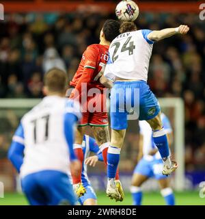 Walsall, Großbritannien. März 2024. Walsalls Joe Riley & Barrow's Rory Feely kämpfen in der Luft während des Spiels der EFL Sky Bet League 2 zwischen Walsall und Barrow im Poundland Bescot Stadium in Walsall, England am 12. März 2024. Foto von Stuart Leggett. Nur redaktionelle Verwendung, Lizenz für kommerzielle Nutzung erforderlich. Keine Verwendung bei Wetten, Spielen oder Publikationen eines einzelnen Clubs/einer Liga/eines Spielers. Quelle: UK Sports Pics Ltd/Alamy Live News Stockfoto