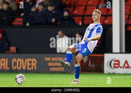 Walsall, Großbritannien. März 2024. Barrow’s George Ray im Spiel der EFL Sky Bet League 2 zwischen Walsall und Barrow im Poundland Bescot Stadium in Walsall, England am 12. März 2024. Foto von Stuart Leggett. Nur redaktionelle Verwendung, Lizenz für kommerzielle Nutzung erforderlich. Keine Verwendung bei Wetten, Spielen oder Publikationen eines einzelnen Clubs/einer Liga/eines Spielers. Quelle: UK Sports Pics Ltd/Alamy Live News Stockfoto