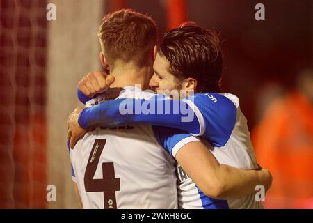 Walsall, Großbritannien. März 2024. Barrows Dean Campbell feiert sein Tor mit Kian Spence während des Spiels der EFL Sky Bet League 2 zwischen Walsall und Barrow im Poundland Bescot Stadium in Walsall, England am 12. März 2024. Foto von Stuart Leggett. Nur redaktionelle Verwendung, Lizenz für kommerzielle Nutzung erforderlich. Keine Verwendung bei Wetten, Spielen oder Publikationen eines einzelnen Clubs/einer Liga/eines Spielers. Quelle: UK Sports Pics Ltd/Alamy Live News Stockfoto