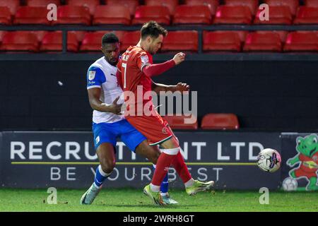 Walsall, Großbritannien. März 2024. Barrows Emile Acquah und Walsalls Joe Riley kämpfen am 12. März 2024 im Poundland Bescot Stadium in Walsall, England, während des Spiels der EFL Sky Bet League 2 zwischen Walsall und Barrow. Foto von Stuart Leggett. Nur redaktionelle Verwendung, Lizenz für kommerzielle Nutzung erforderlich. Keine Verwendung bei Wetten, Spielen oder Publikationen eines einzelnen Clubs/einer Liga/eines Spielers. Quelle: UK Sports Pics Ltd/Alamy Live News Stockfoto