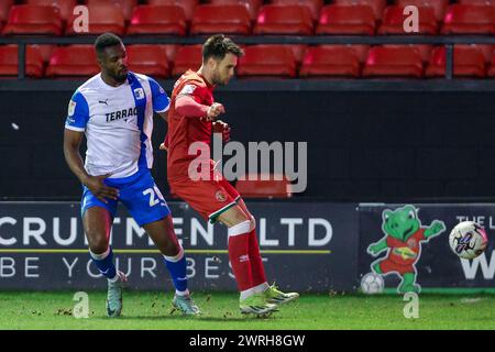 Walsall, Großbritannien. März 2024. Barrows Emile Acquah und Walsalls Joe Riley kämpfen am 12. März 2024 im Poundland Bescot Stadium in Walsall, England, während des Spiels der EFL Sky Bet League 2 zwischen Walsall und Barrow. Foto von Stuart Leggett. Nur redaktionelle Verwendung, Lizenz für kommerzielle Nutzung erforderlich. Keine Verwendung bei Wetten, Spielen oder Publikationen eines einzelnen Clubs/einer Liga/eines Spielers. Quelle: UK Sports Pics Ltd/Alamy Live News Stockfoto