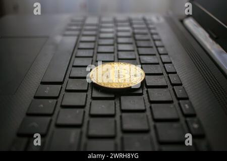 Ein Botcoin befindet sich auf einer Tastatur von einem Laptop. Ist es an der Zeit, Bitcoins zu kaufen oder sie zu verkaufen? Stockfoto
