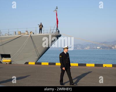 Batumi, Georgien. 03.05.2024 Ein Marineoffizier läuft am Pier in der Nähe des Schiffes entlang. Nahaufnahme eines Militärpatrouillenschiffs. Decks und Waffen. Graue Farbe. Fl Stockfoto