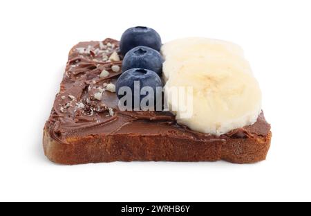 Toast mit leckerer Nussbutter, Heidelbeeren, Banane und Nüssen isoliert auf weiß Stockfoto