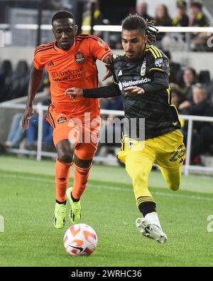 Columbus, Ohio, USA. März 2024. Der Houston Dynamo FC-Stürmer Ibrahim Aliyu (18) und der Kolumbus-Crew-Verteidiger Mohamed Farsi (23) kämpfen in ihrem Spiel in Columbus (Ohio) um den Ball. Brent Clark/Cal Sport Media/Alamy Live News Stockfoto