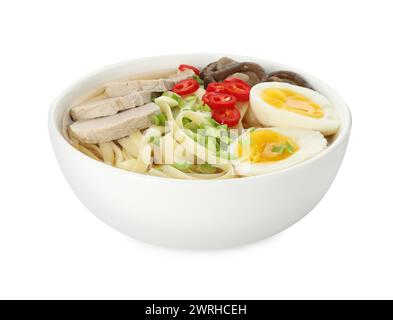 Köstliche Ramen mit Fleisch und Eiern in Schüssel isoliert auf weiß. Nudelsuppe Stockfoto