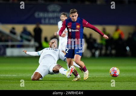 Barcelona, Spanien. März 2024. Fermin (FC Barcelona) tritt am 12. März 2024 im Stadion Estadi Lluis Companys in Barcelona gegen Juan Jesus (SSC Napoli) im Champions-League-Spiel zwischen dem FC Barcelona und dem SSC Napoli um den Ball an. Foto: Siu Wu Credit: dpa/Alamy Live News Stockfoto