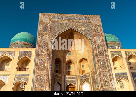 27. JUNI 2023, BUCHARA, USBEKISTAN: Innenhof der Kalyan Moschee, Teil des Po-i-Kalyan-Komplexes in Buchara, Usbekistan. Sonnenuntergangshimmel mit Kopie Stockfoto