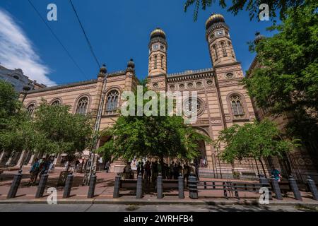 Dies ist ein Blick auf die Synagoge in der Dohány-Straße, auch bekannt als die große Synagoge, ein berühmtes Wahrzeichen im jüdischen Viertel am 10. Juni 2022 in Budapest Stockfoto