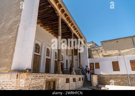 28. JUNI 2023, BUCHARA, USBEKISTAN: Altes Minarett in der Altstadt von Buchara, Usbekistan Stockfoto