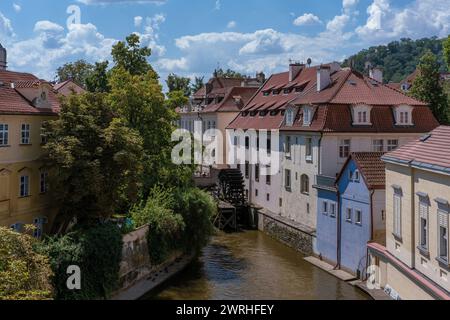 Altstadtarchitektur entlang des Kanals im historischen Zentrum der Stadt am 10. August 2022 in Prag, Tschechische Republik Stockfoto