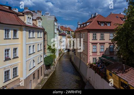 Dies ist ein Blick auf historische Altstadtgebäude entlang des Kanals am 10. August 2022 in Prag, Tschechische Republik Stockfoto