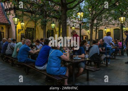 Dies ist eine geschäftige Szene, in der Leute im U Fleku, einem berühmten tschechischen Restaurant am 10. August 2022 in Prag, Tschechische Republik, speisen Stockfoto