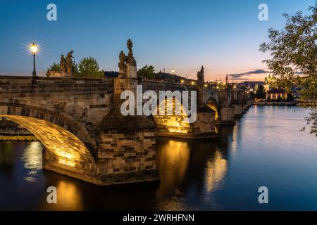 Dies ist ein abendlicher Blick auf die Karlsbrücke, ein berühmtes Wahrzeichen und Reiseziel entlang der Moldau am 10. August 2022 in Prag, Tschechische Republik Stockfoto