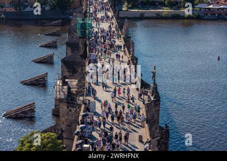 Blick auf die berühmte Karlsbrücke mit Touristen an einem sonnigen Tag am 12. August 2022 in Prag, Tschechische Republik Stockfoto