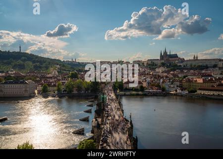 Dies ist die Karlsbrücke mit der Prager Burg in der Ferne entlang der Moldau am 12. August 2022 in Prag, Tschechien Stockfoto