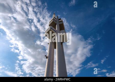 Dies ist der Zizkov Fernsehturm, ein berühmtes Wahrzeichen und beliebtes Reiseziel am 13. August 2022 in Prag, Tschechien Stockfoto