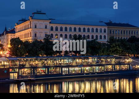 Blick auf ein Bootsrestaurant in der Nähe der Karlsbrücke entlang der Moldau am 13. August 2022 in Prag, Tschechische Republik Stockfoto