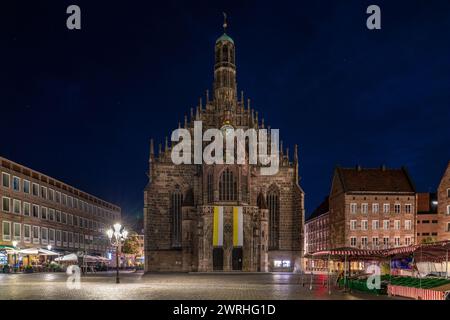 Dies ist ein Nachtblick auf die Frauenkirche, ein historisches Wahrzeichen in der Altstadt am 14. August 2022 in Nürnberg Stockfoto