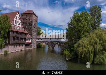 Dies ist ein Blick auf die berühmte Hangman's Bridge, ein historisches Wahrzeichen entlang der Pegnitz am 15. August 2022 in Nürnberg, Deutschland Stockfoto