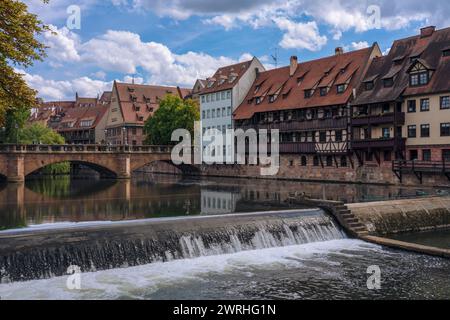 Blick auf die historische Architektur und die berühmte Maxbruckbrücke am Flussufer am 15. August 2022 in Nürnberg, Deutschland Stockfoto