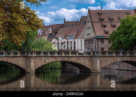 Dies ist ein Blick auf die Maxbruckbrücke, ein historisches Reiseziel entlang der Pegnitz am 15. August 2022 in Nürnberg Stockfoto