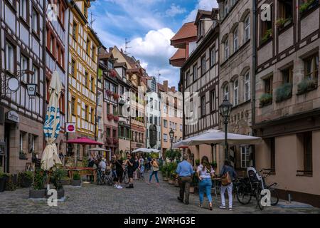 Blick auf die Weissgerbergasse, eine berühmte Straße, die für ihre traditionelle deutsche Architektur am 15. August 2022 in Nürnberg bekannt ist Stockfoto