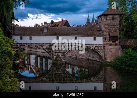 Die Hangman's Bridge am Abend, ein berühmtes Wahrzeichen entlang der Pegnitz am 15. August 2022 in Nürnberg Stockfoto